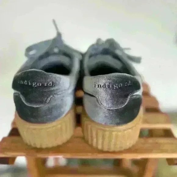 Indigo Rd. Velvet/suede sneakers. Size 9.5 charcoal gray - Picture 3 of 9